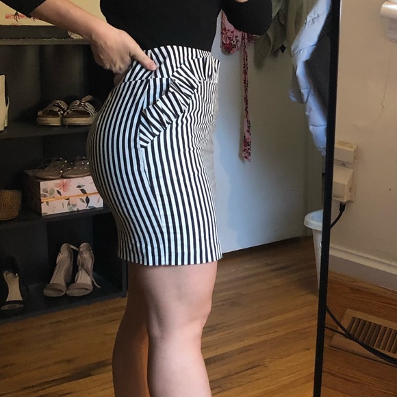 Pinstripe pencil skirt with pockets - Picture 6 of 7